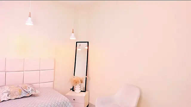 Snapshot of your_khloe chatting on 02.20.26 your khloe online show from 02.20.26