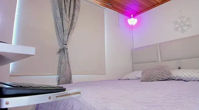 Snapshot of tierra_n chatting on 12.24.24 tierra n online show from 12.24.24