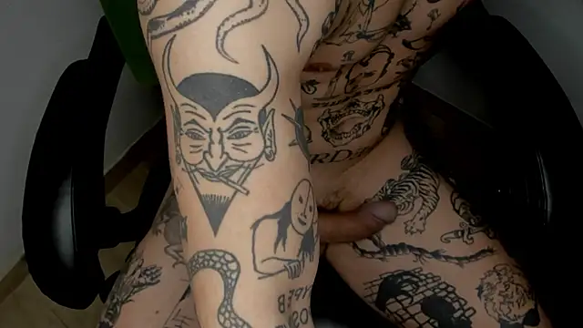 Snapshot of layneinchains chatting on 12.09.24 layneinchains online show from 12.09.24