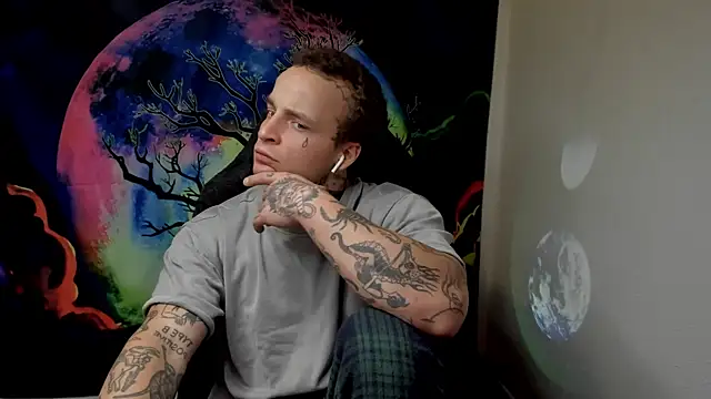 Snapshot of layneinchains chatting on 12.11.24 layneinchains online show from 12.11.24