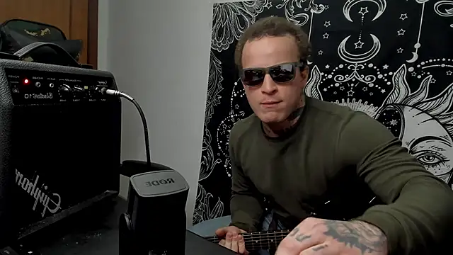 Snapshot of layneinchains chatting on 12.21.24 layneinchains online show from 12.21.24