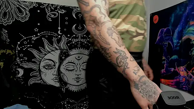 Snapshot of layneinchains chatting on 12.23.24 layneinchains online show from 12.23.24