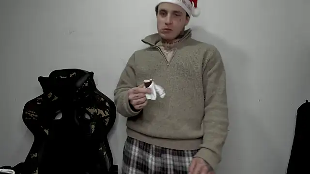 Snapshot of layneinchains chatting on 12.31.24 layneinchains online show from 12.31.24