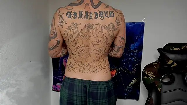 Snapshot of layneinchains chatting on 01.10.25 layneinchains online show from 01.10.25