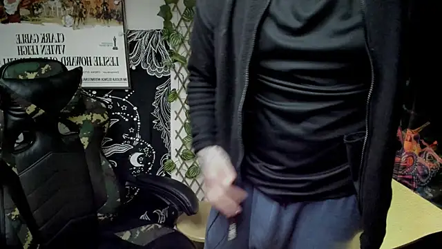 Snapshot of layneinchains chatting on 01.27.25 layneinchains online show from 01.27.25