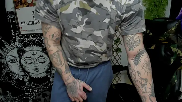 Snapshot of layneinchains chatting on 02.07.25 layneinchains online show from 02.07.25