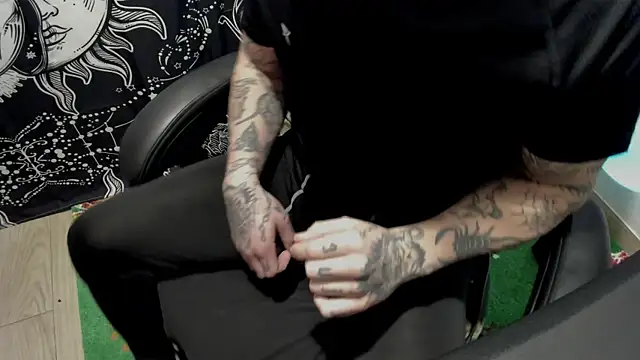 Snapshot of layneinchains chatting on 03.19.25 layneinchains online show from 03.19.25