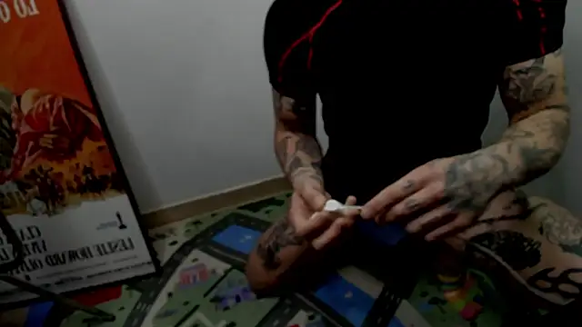 Snapshot of layneinchains chatting on 10.10.25 layneinchains online show from 10.10.25