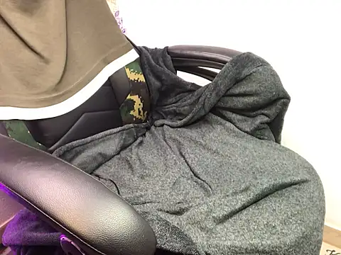 Snapshot of layneinchains chatting on 10.13.25 layneinchains online show from 10.13.25