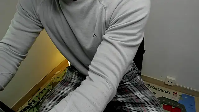 Snapshot of layneinchains chatting on 11.09.25 layneinchains online show from 11.09.25