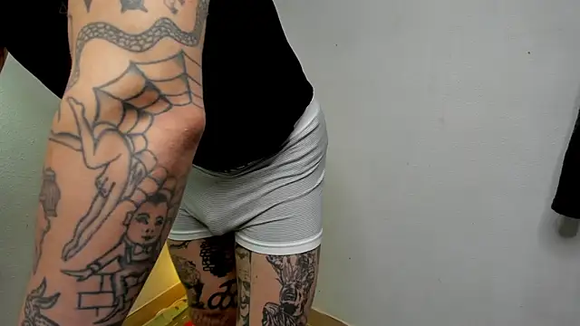 Snapshot of layneinchains chatting on 11.14.25 layneinchains online show from 11.14.25