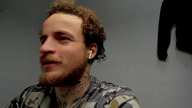 Snapshot of layneinchains chatting on 11.17.25 layneinchains online show from 11.17.25