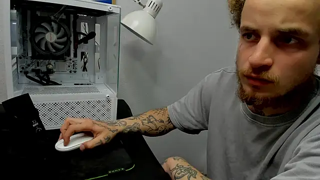 Snapshot of layneinchains chatting on 11.19.25 layneinchains online show from 11.19.25