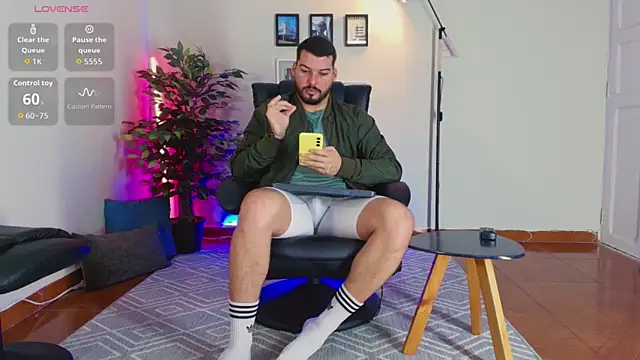 Snapshot of HenryBenso chatting on 10.04.25 HenryBenso online show from 10.04.25