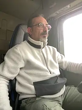 Snapshot of dzhakar chatting on 11.22.25 dzhakar online show from 11.22.25