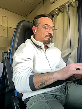 Snapshot of dzhakar chatting on 12.04.25 dzhakar online show from 12.04.25