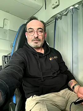 Snapshot of dzhakar chatting on 12.15.25 dzhakar online show from 12.15.25