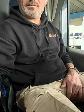 Snapshot of dzhakar chatting on 12.17.25 dzhakar online show from 12.17.25