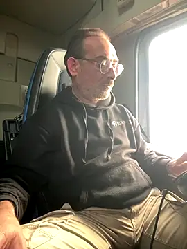 Snapshot of dzhakar chatting on 12.18.25 dzhakar online show from 12.18.25