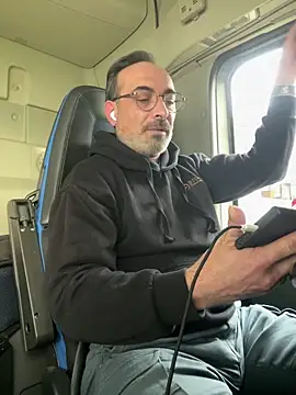 Snapshot of dzhakar chatting on 12.22.25 dzhakar online show from 12.22.25