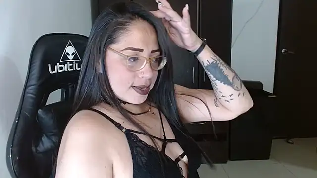 Snapshot of natashasmithe chatting on 10.15.25 natashasmithe online show from 10.15.25