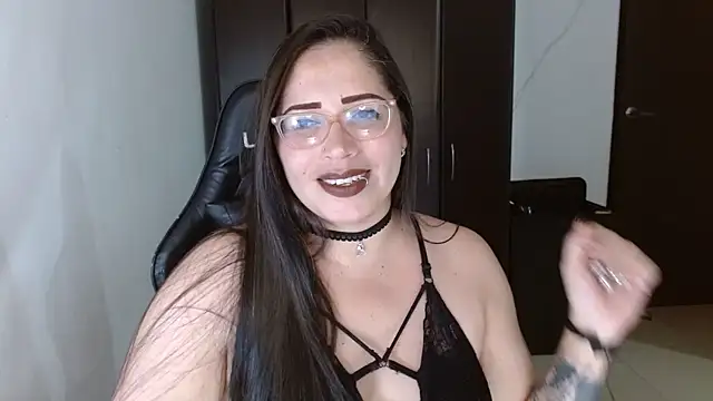 Snapshot of natashasmithe chatting on 10.17.25 natashasmithe online show from 10.17.25