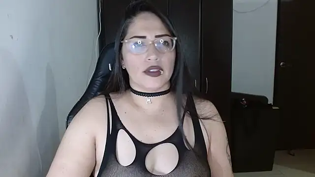 Snapshot of natashasmithe chatting on 11.17.25 natashasmithe online show from 11.17.25