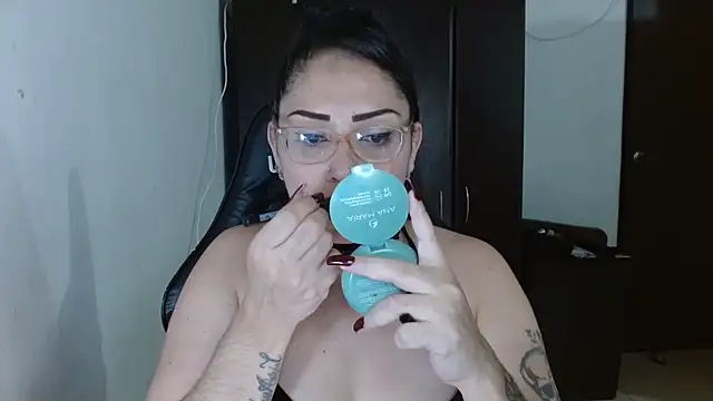 Snapshot of natashasmithe chatting on 11.19.25 natashasmithe online show from 11.19.25