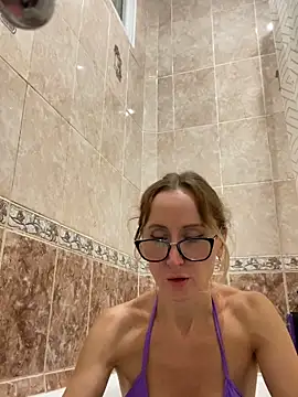 Snapshot of LauraDavis chatting on 12.19.25 LauraDavis online show from 12.19.25