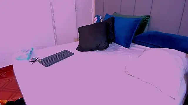 Snapshot of JulianaMiller chatting on 12.28.24 JulianaMiller online show from 12.28.24