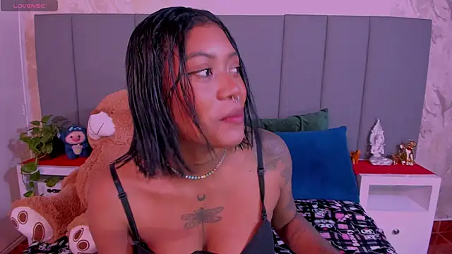 Snapshot of JulianaMiller chatting on 01.20.25 JulianaMiller online show from 01.20.25