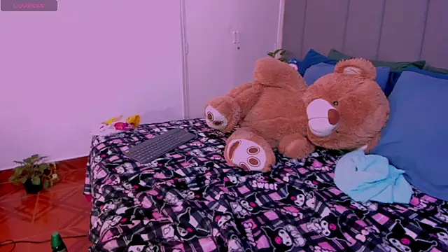 Snapshot of JulianaMiller chatting on 01.21.25 JulianaMiller online show from 01.21.25