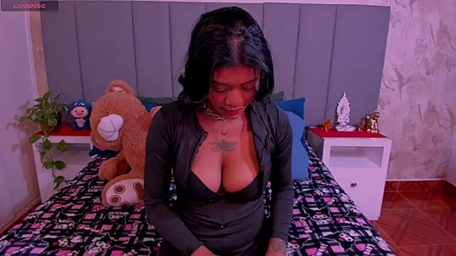 Snapshot of JulianaMiller chatting on 01.25.25 JulianaMiller online show from 01.25.25