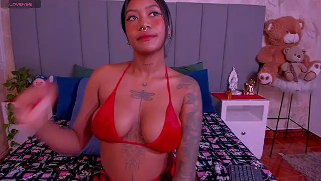 Snapshot of JulianaMiller chatting on 02.05.25 JulianaMiller online show from 02.05.25