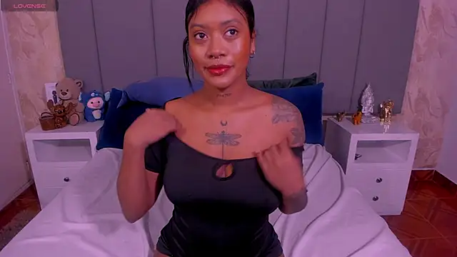 Snapshot of JulianaMiller chatting on 03.12.25 JulianaMiller online show from 03.12.25