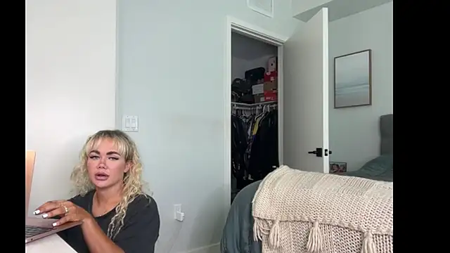 Snapshot of ElenaErickson chatting on 03.18.26 ElenaErickson online show from 03.18.26