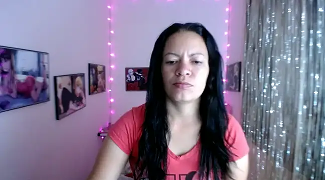 Snapshot of Cristal_w chatting on 02.14.25 Cristal w online show from 02.14.25