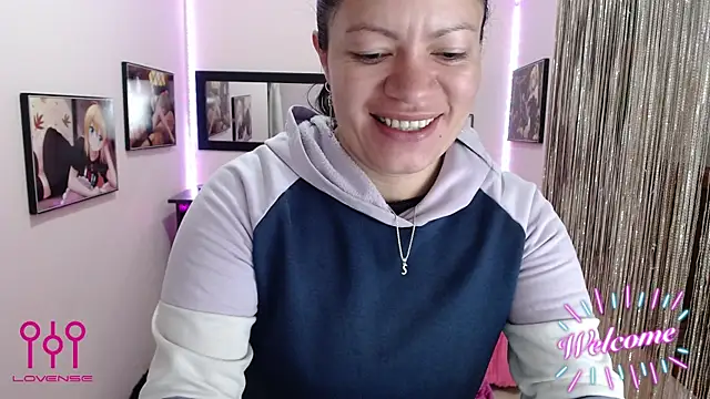 Snapshot of Cristal_w chatting on 10.17.25 Cristal w online show from 10.17.25