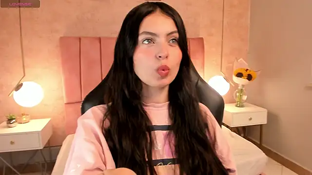 Snapshot of magic_fernanda chatting on 03.19.25 magic fernanda online show from 03.19.25