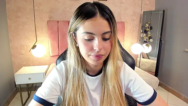 Snapshot of magic_fernanda chatting on 10.23.25 magic fernanda online show from 10.23.25