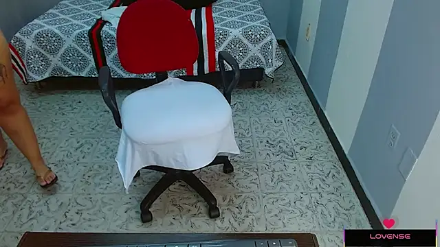 Snapshot of Hazel_donna chatting on 02.08.25 Hazel donna online show from 02.08.25