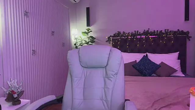 Snapshot of XtraHotX chatting on 01.08.25 XtraHotX online show from 01.08.25