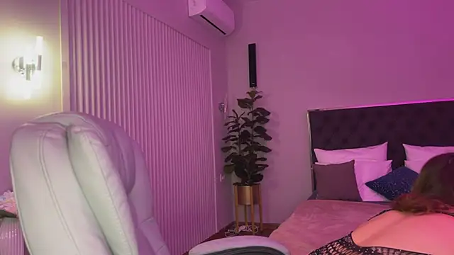 Snapshot of XtraHotX chatting on 01.19.25 XtraHotX online show from 01.19.25