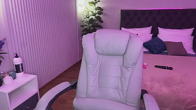 Snapshot of XtraHotX chatting on 01.20.25 XtraHotX online show from 01.20.25