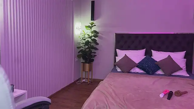 Snapshot of XtraHotX chatting on 01.24.25 XtraHotX online show from 01.24.25