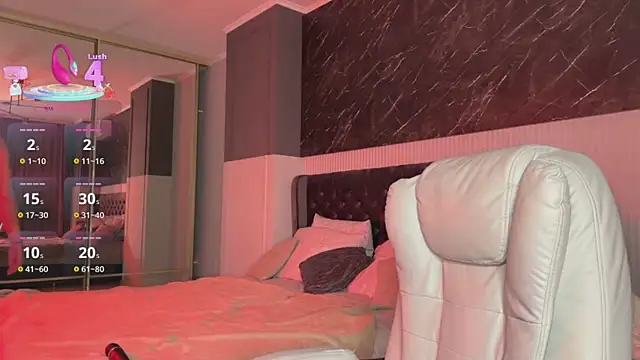 Snapshot of XtraHotX chatting on 09.26.25 XtraHotX online show from 09.26.25