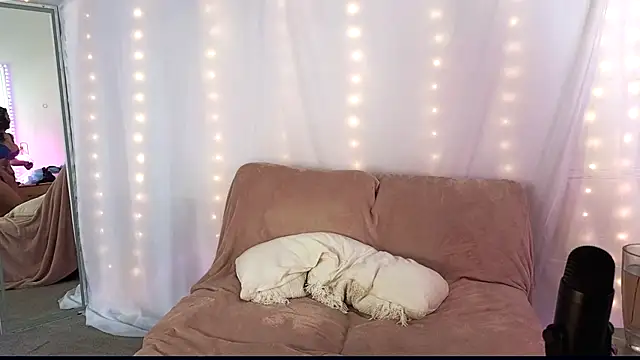 Aprilreign online show from 11.15.25