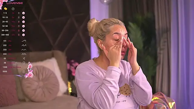 VictoriaMorrone online show from 02.23.25