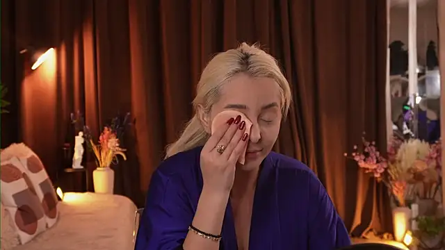 VictoriaMorrone online show from 11.25.25