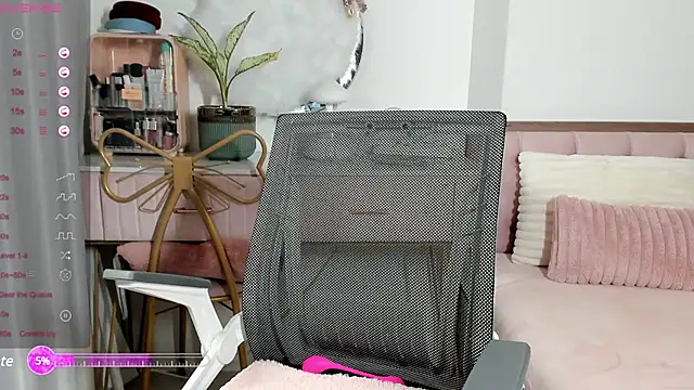 Snapshot of _Joliie_ chatting on 02.02.25 Joliie online show from 02.02.25